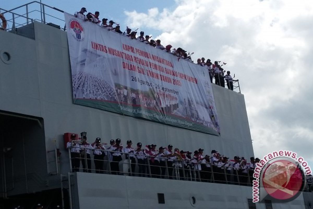 KRI Teluk Bintuni Singgahi Kotabaru