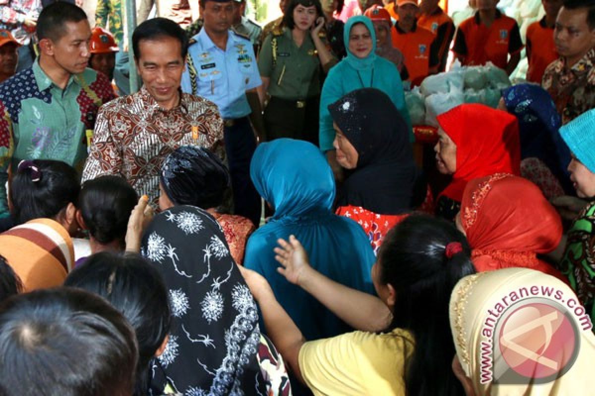 Presiden bagikan bahan pokok di Jakarta Timur