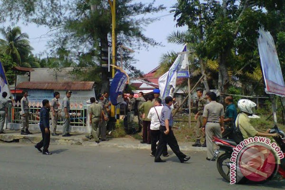 Panwaslu cabut alat kampanye dipasang di pohon