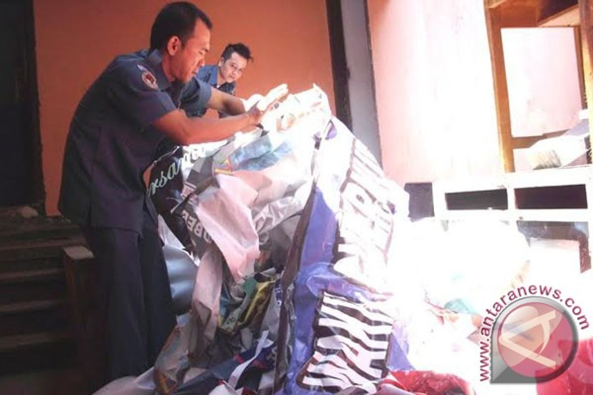 Panwaslu Rejanglebong turunkan ratusan alat peraga kampanye