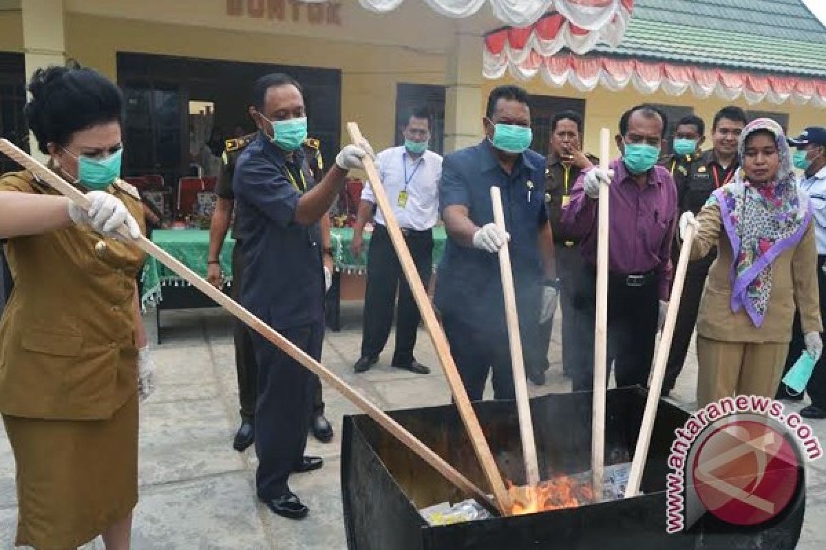 Kejari Buntok Musnahkan Sabu Dan Pil Koplo