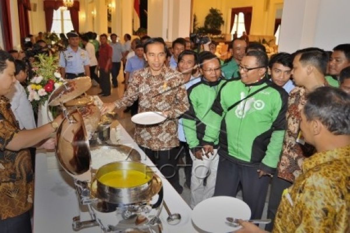 Jokowi Makan Siang Bersama Pengojek dan Sopir