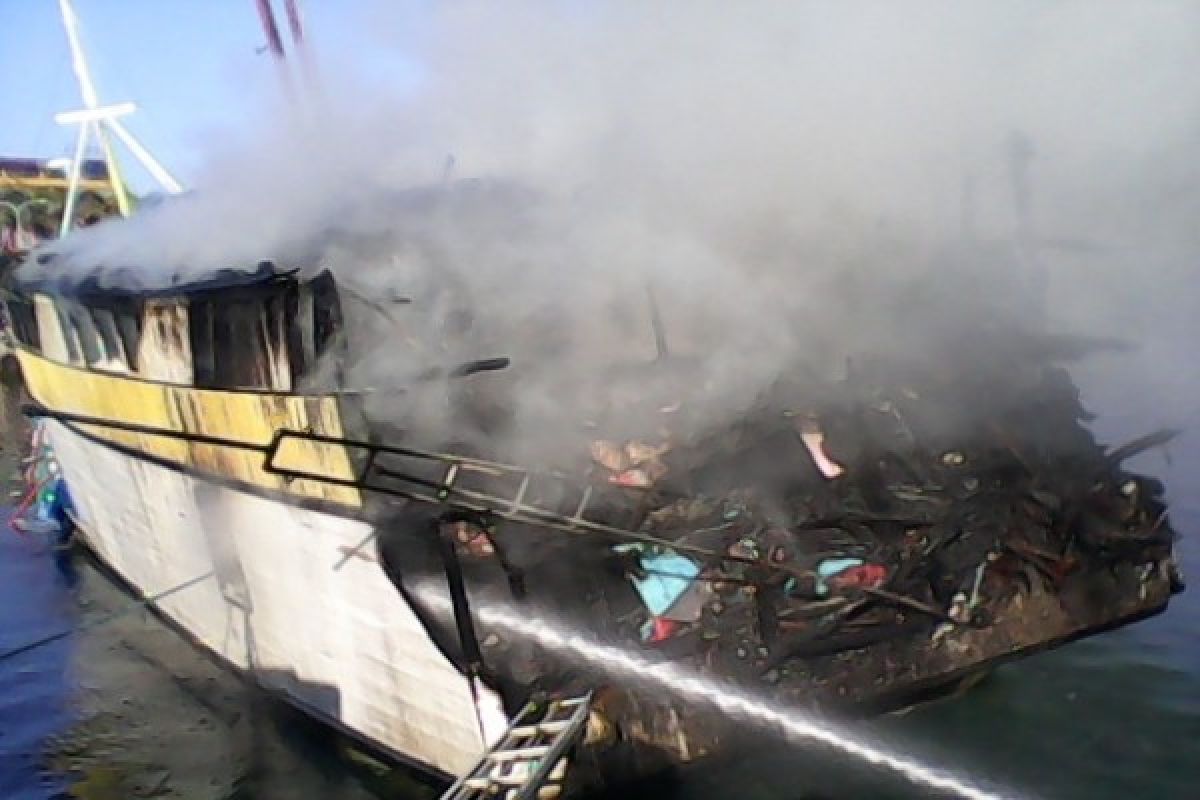 KM Berkat Usaha Terbakar Di Pelabuhan Baubau