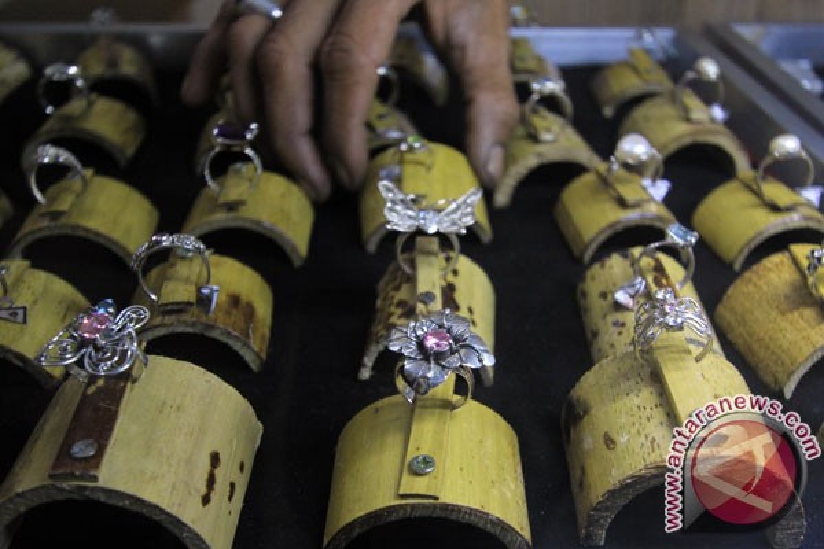 Harga emas hari ini stabil Rp1,690 juta per gram
