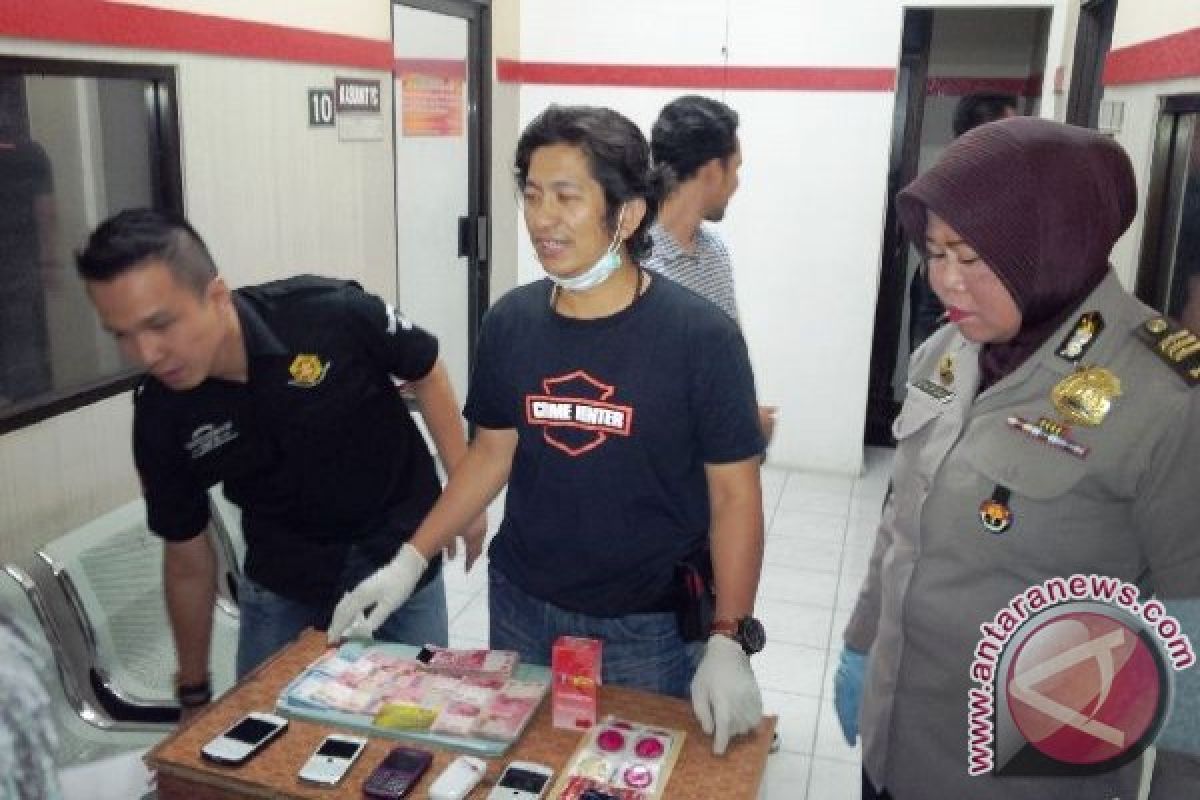 Polrestabes Surabaya Periksa Artis 