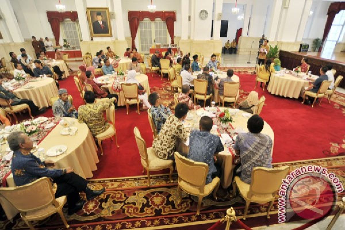 Presiden makan bersama pedagang beras di Istana