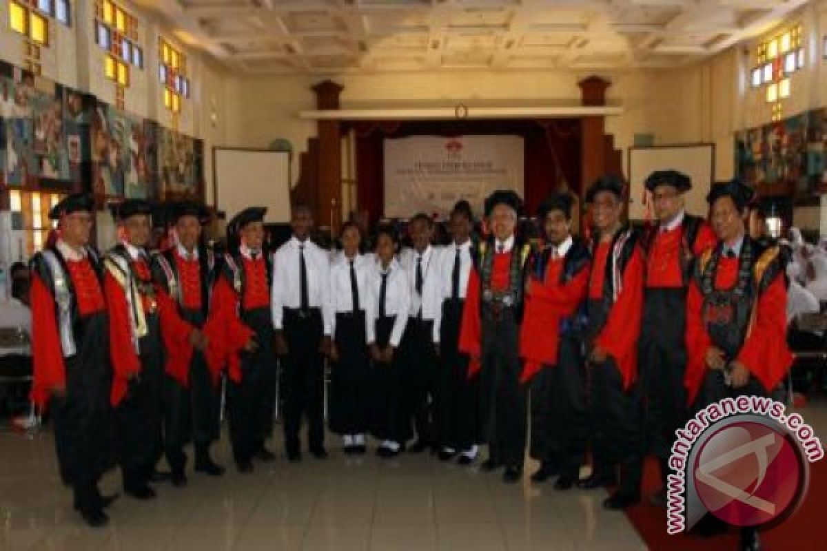 Universitas Semen Kukuhkan 567 Mahasiswa di Gresik