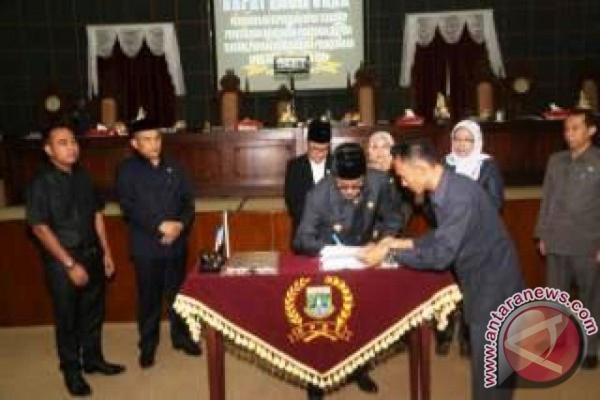 Gubernur Banten Hadiri Pengesahan Raperda LKPJ APBD 2014