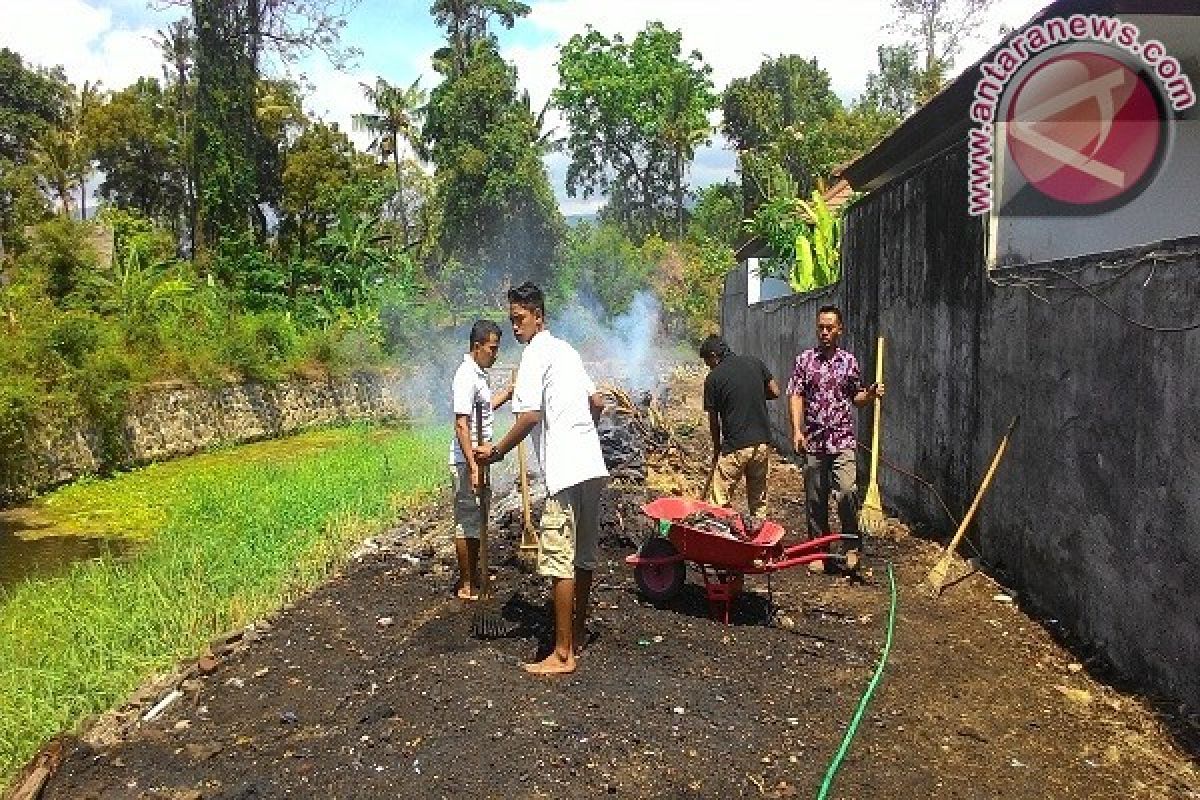 Hotel Puri Saron Bersihkan Sampah