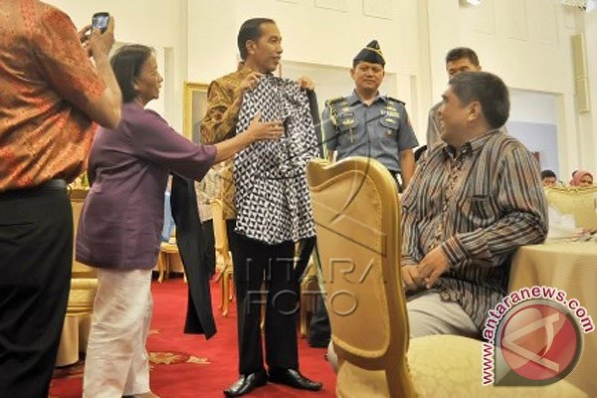 President Holds Luncheon for Traders at State Palace