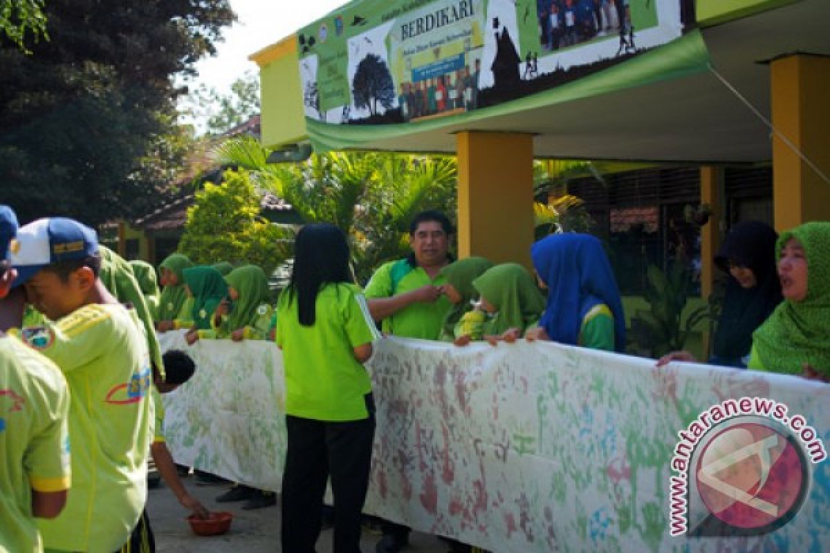 Siswa SMP Tempel Cap Tangan 