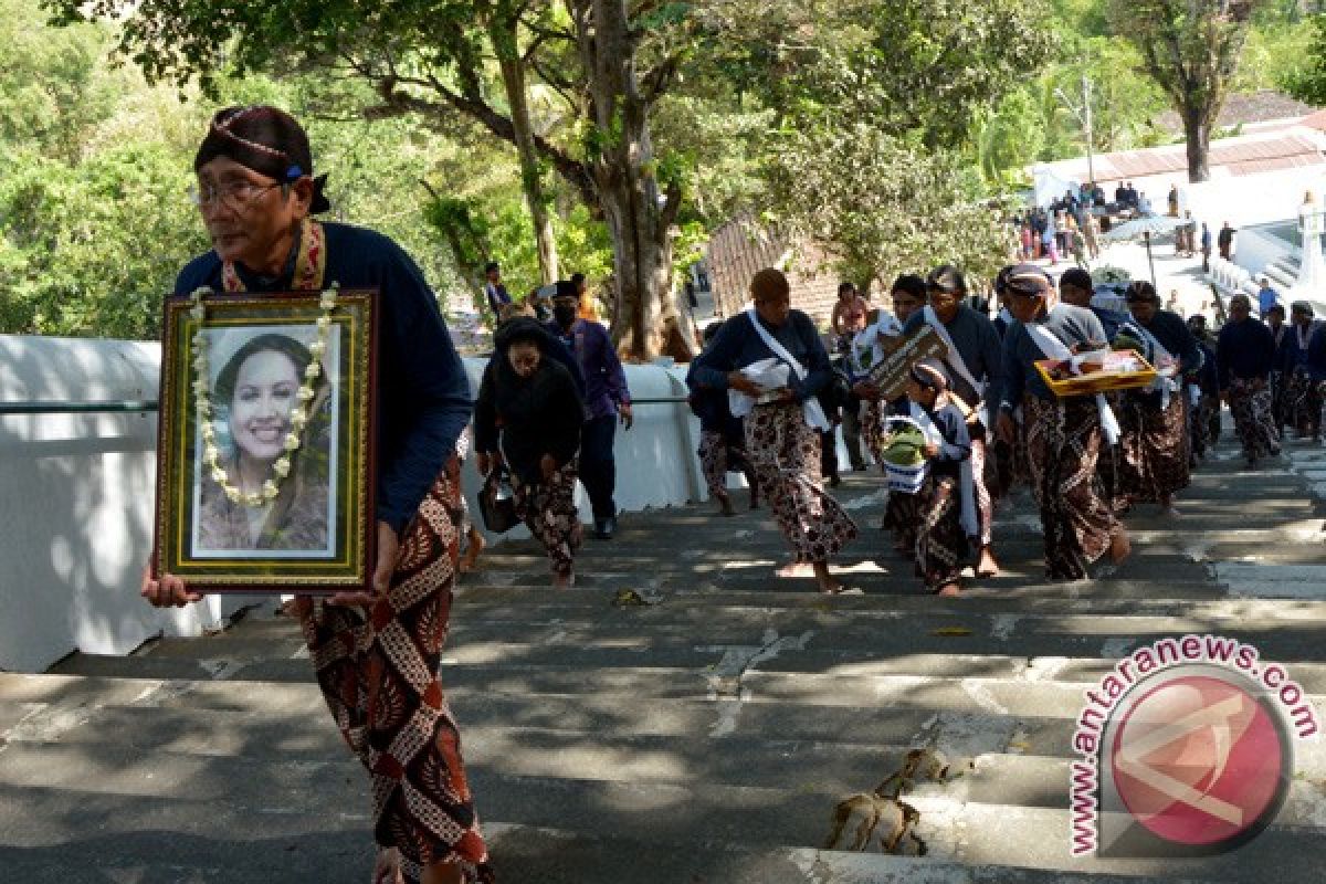 Nindyokirono dikenal sebagai penyeimbang perjuangan HB IX