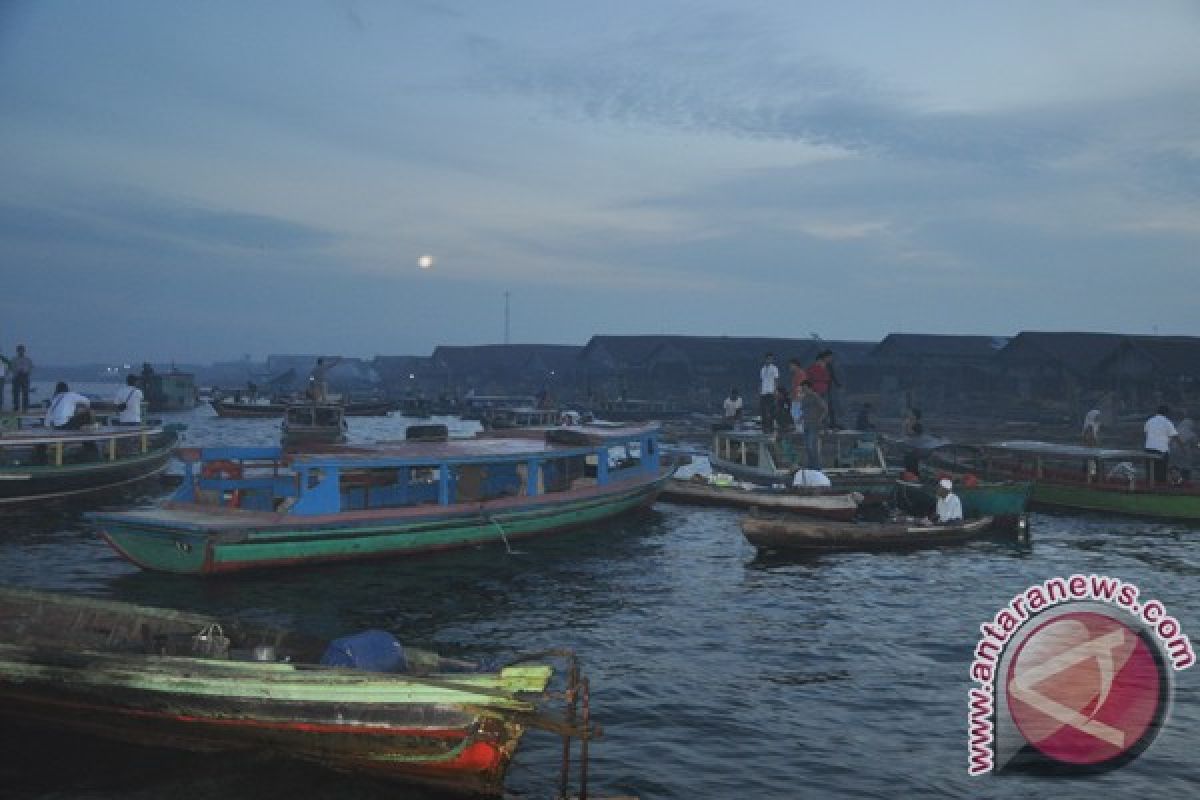 Kabut Asap Selimuti Perairan Kota Banjarmasin