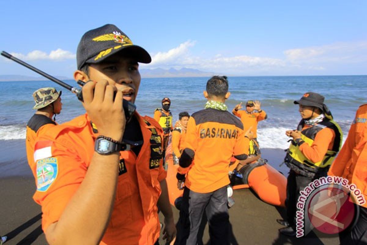 Asyik berfoto, tiga wisatawan tewas terseret ombak di pantai Lebak