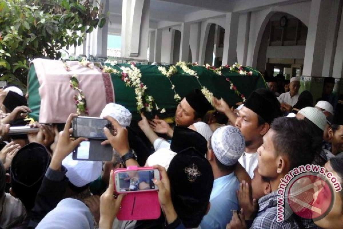 Ribuan Pelayat Antar Jenazah KH Muchit Muzadi