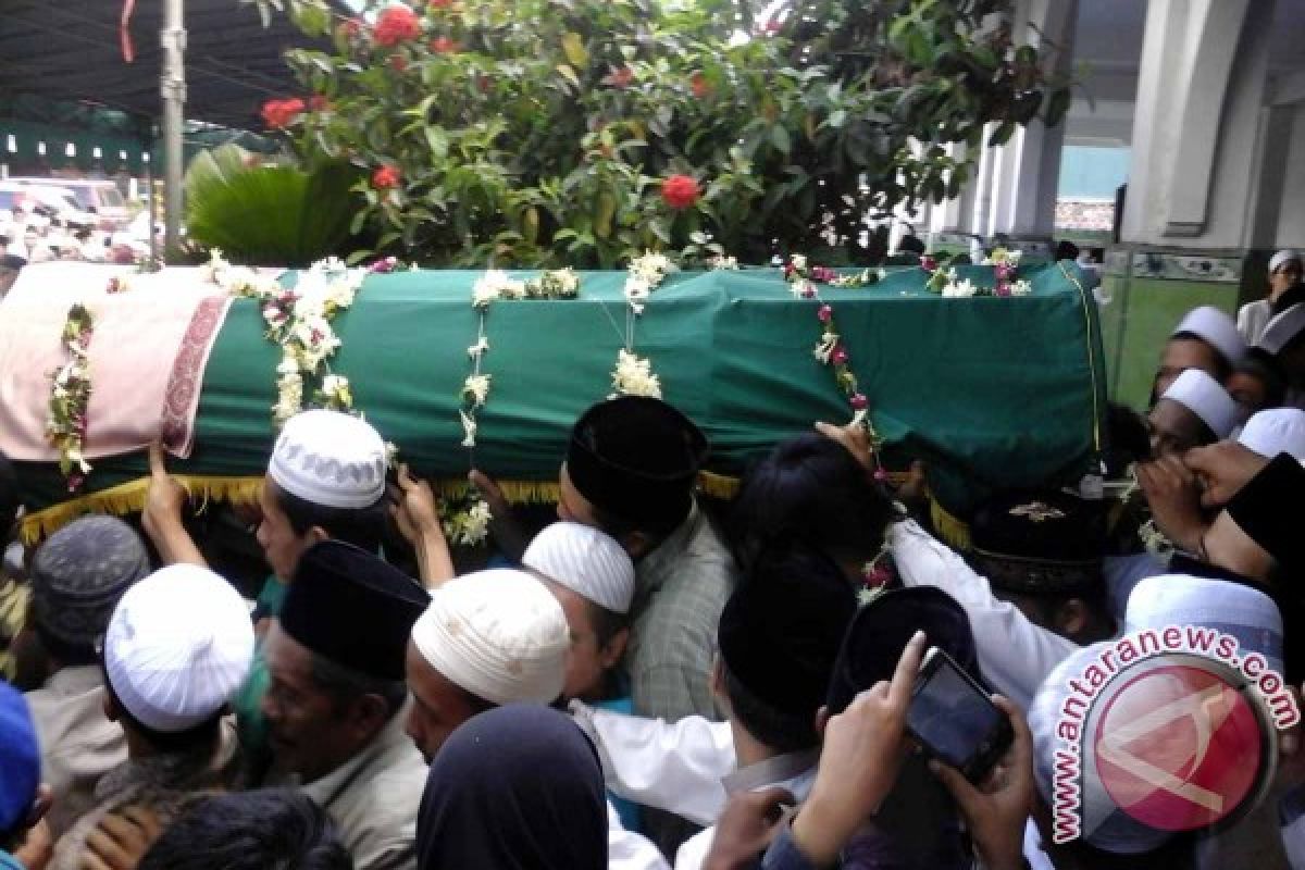 1.600 Siswa Khadijah Surabaya Adakan Tahlil untuk KH Muchit Muzadi