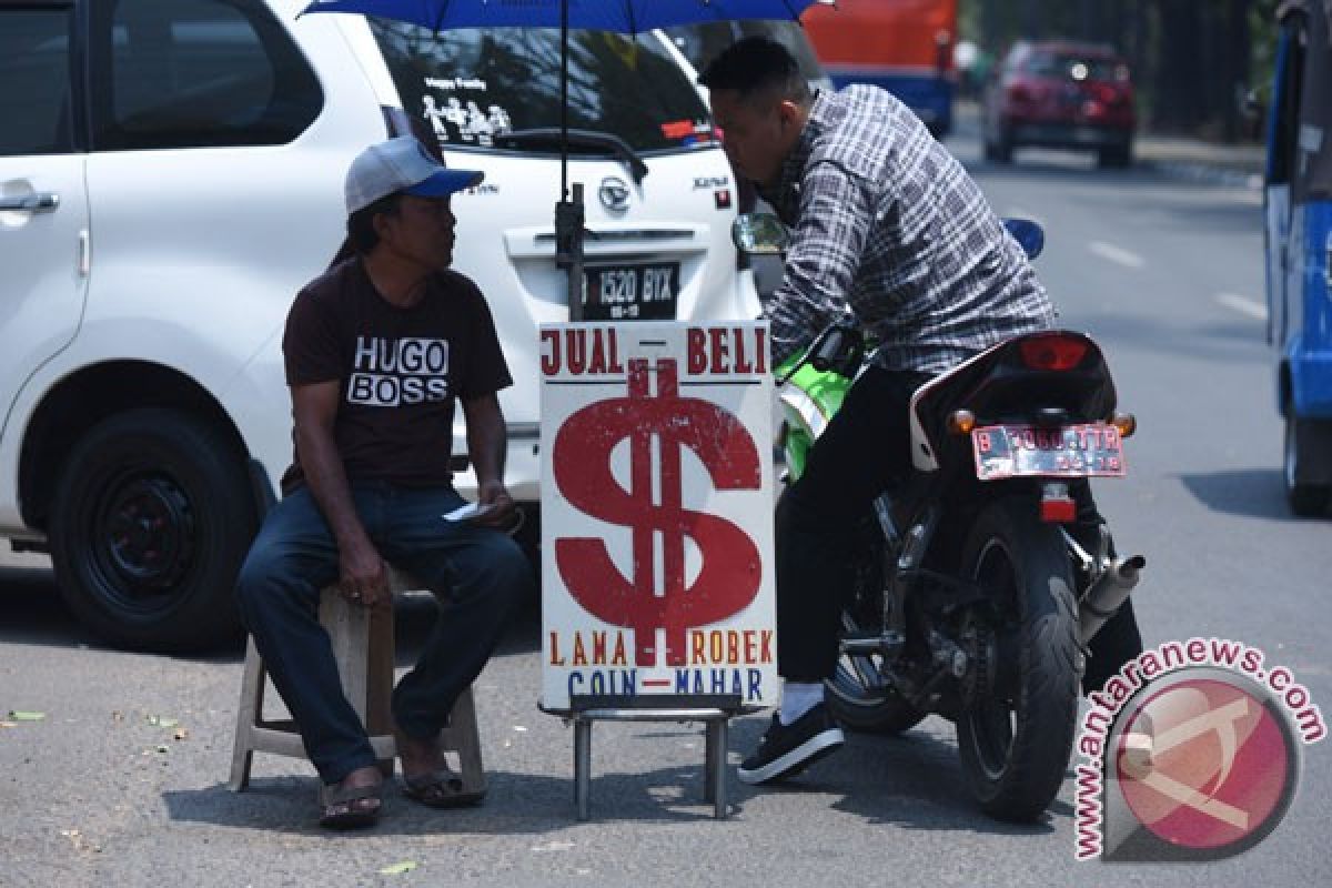 Dolar bervariasi di tengah ketidakpastian suku bunga Fed