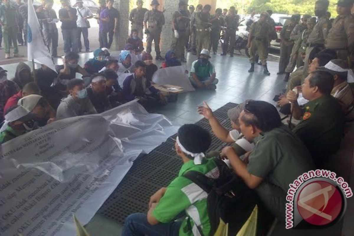 Ratusan warga Banyuasin demo di Pemprov Sumsel