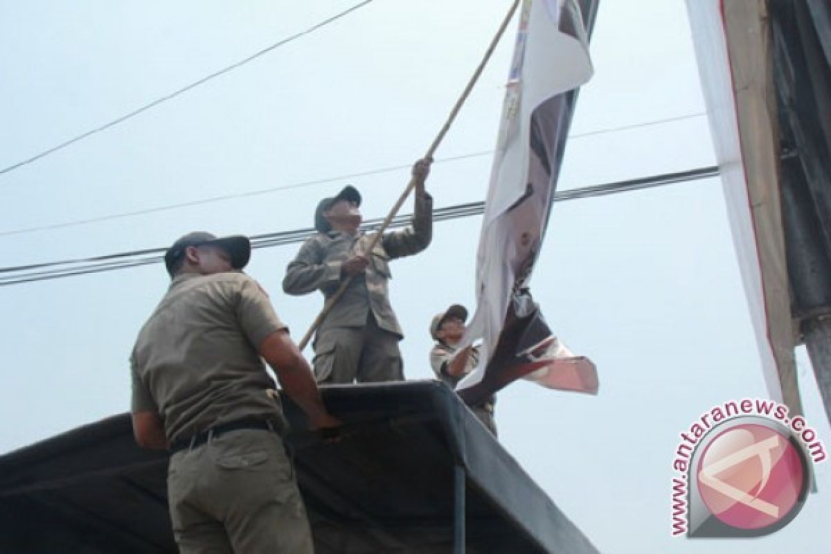 Satpol PP HST tertibkan baliho langgar aturan