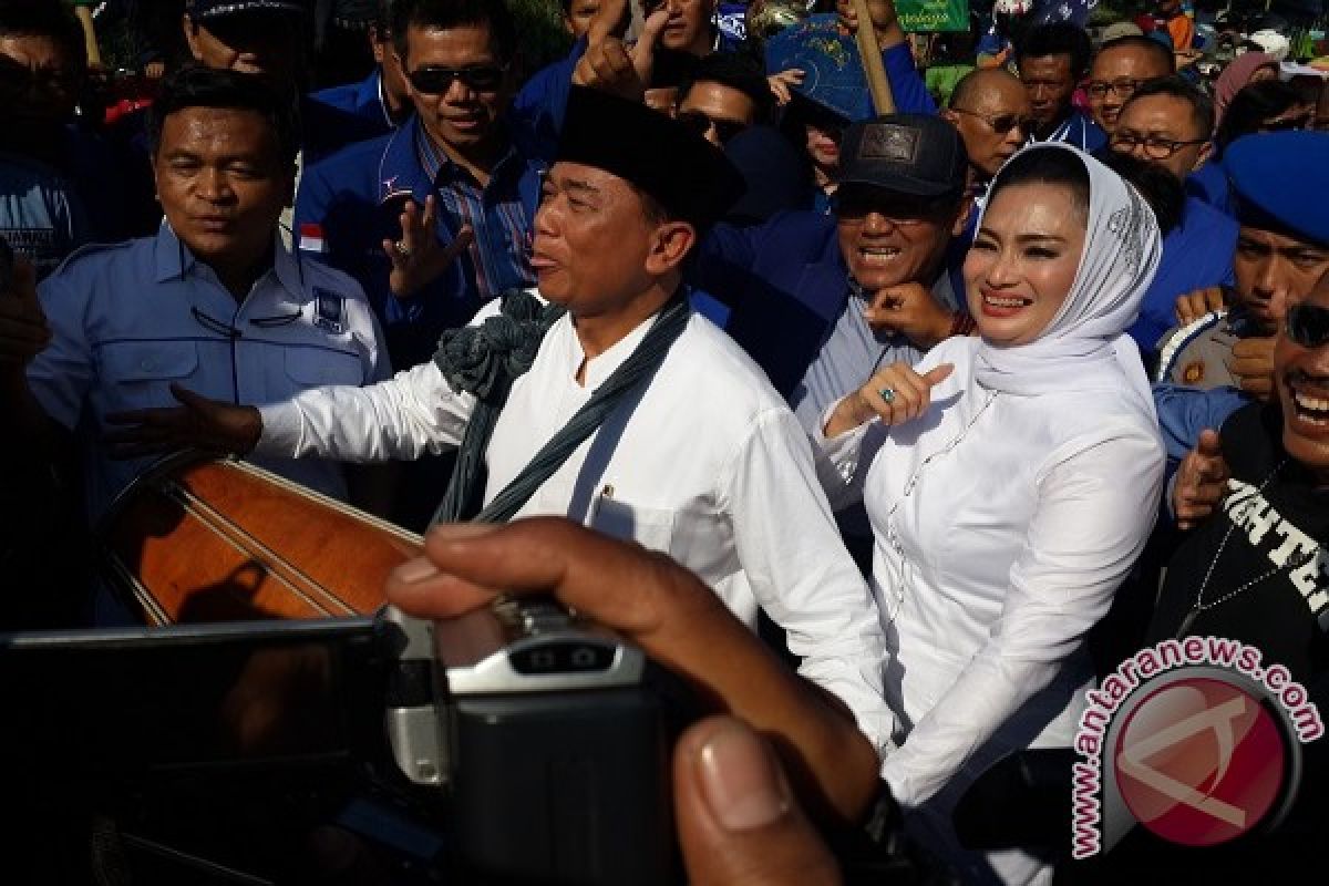 Rasiyo-Lucy Daftar ke KPU Surabaya Naik Kereta Kelinci