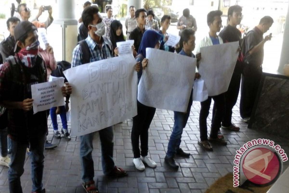 Lulusan IKIP PGRI Jember Tidak Terserap Dunia Kerja