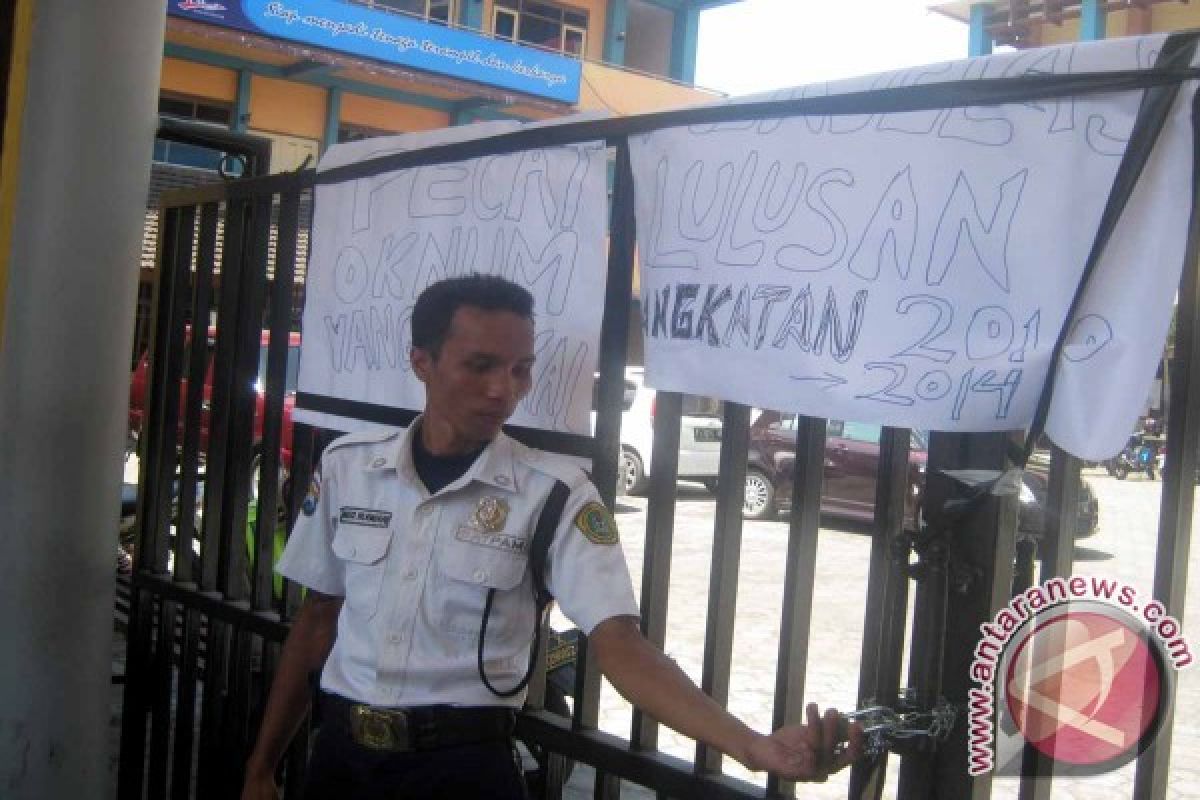 Mahasiswa IKIP PGRI Jember Segel Kampus