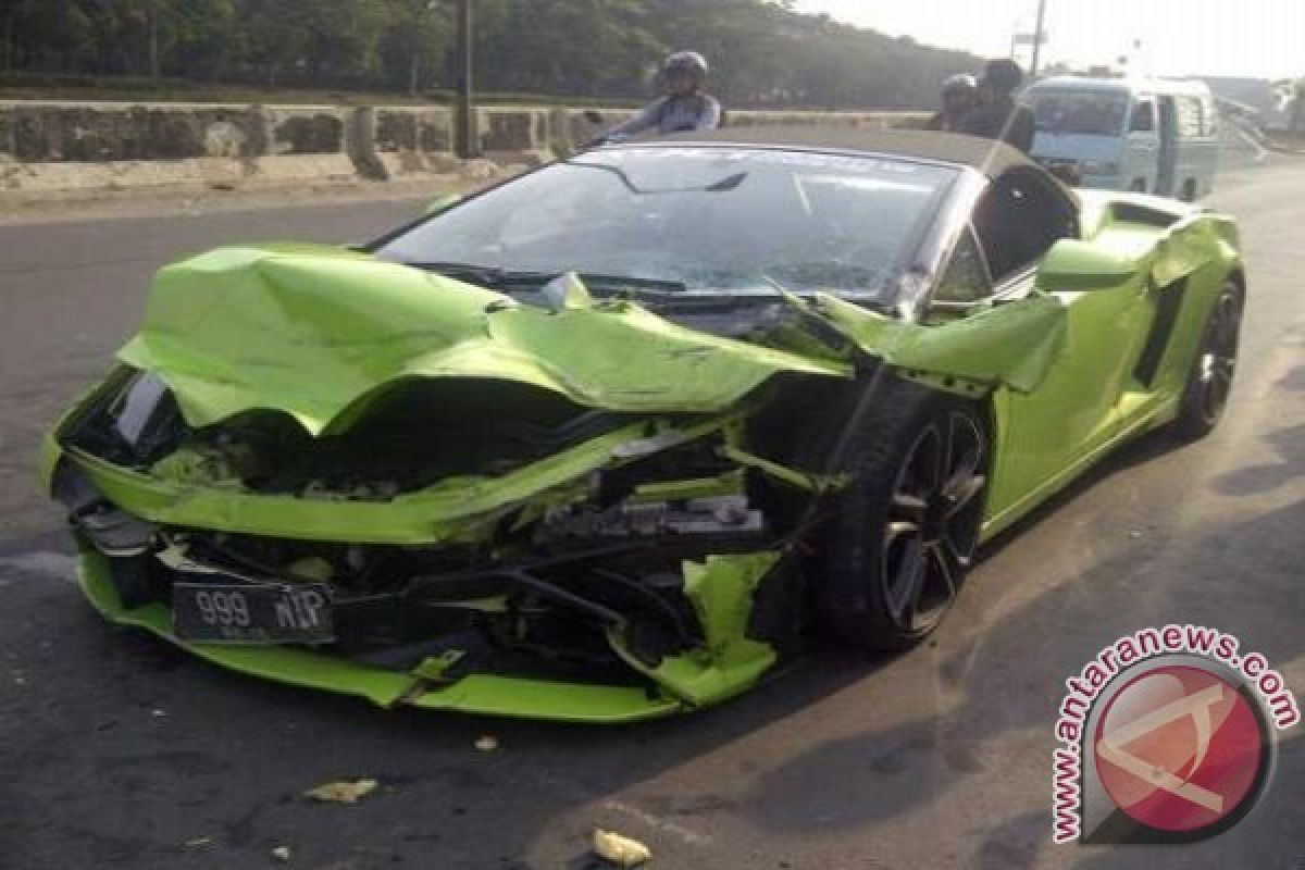Polisi Tidak Tahan Pengemudi "Lamborghini" Penabrak Motor