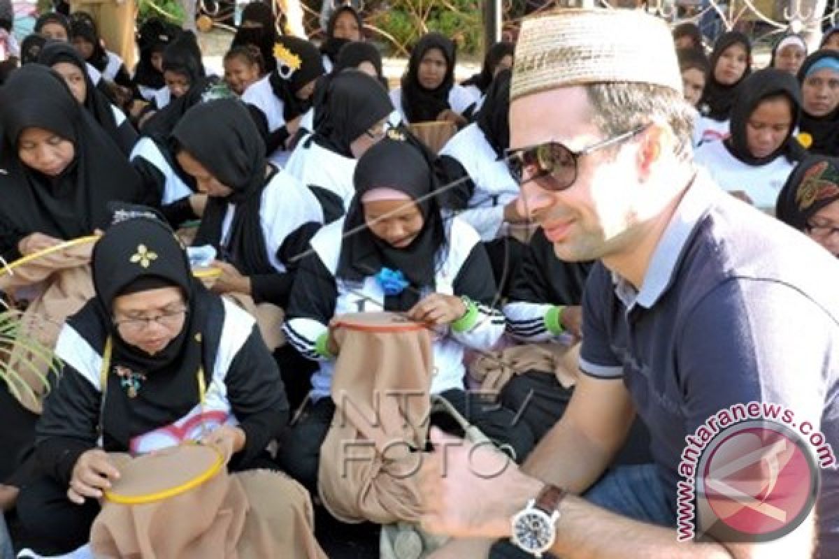 Embassy Delegations Admire Karawo Embroidery In Boalemo Festival