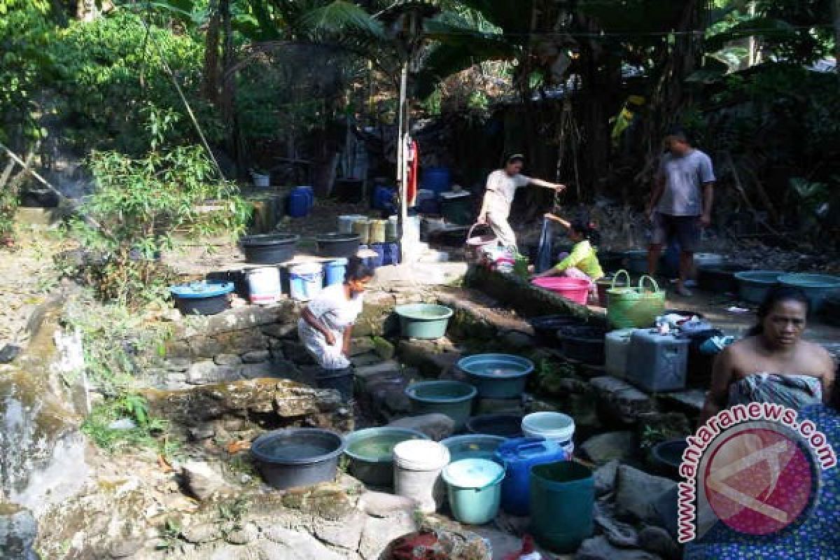 Warga Pulau Maya Beli Air Bersih Rp12 ribu/Liter