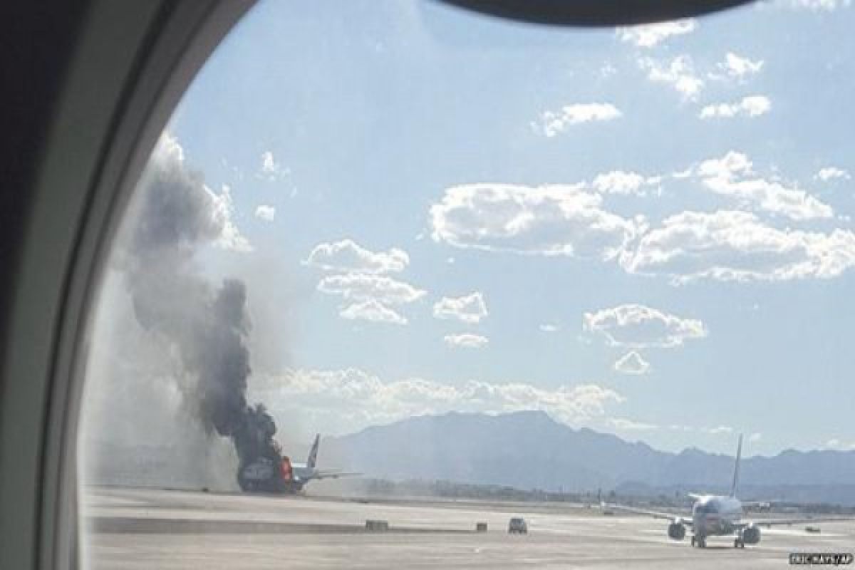 Pesawat B 777 terbakar di landasan pacu