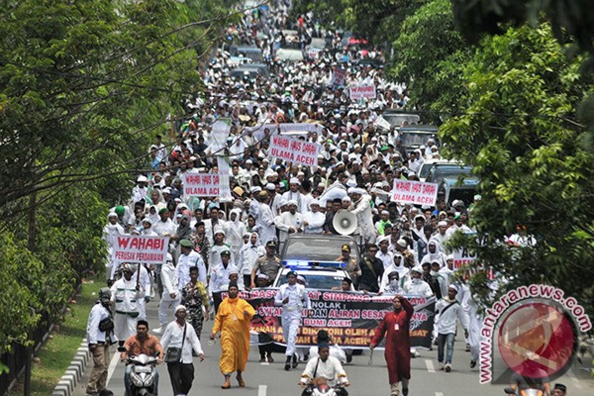 Ribuan Santri Demo Kantor Gubernur Aceh