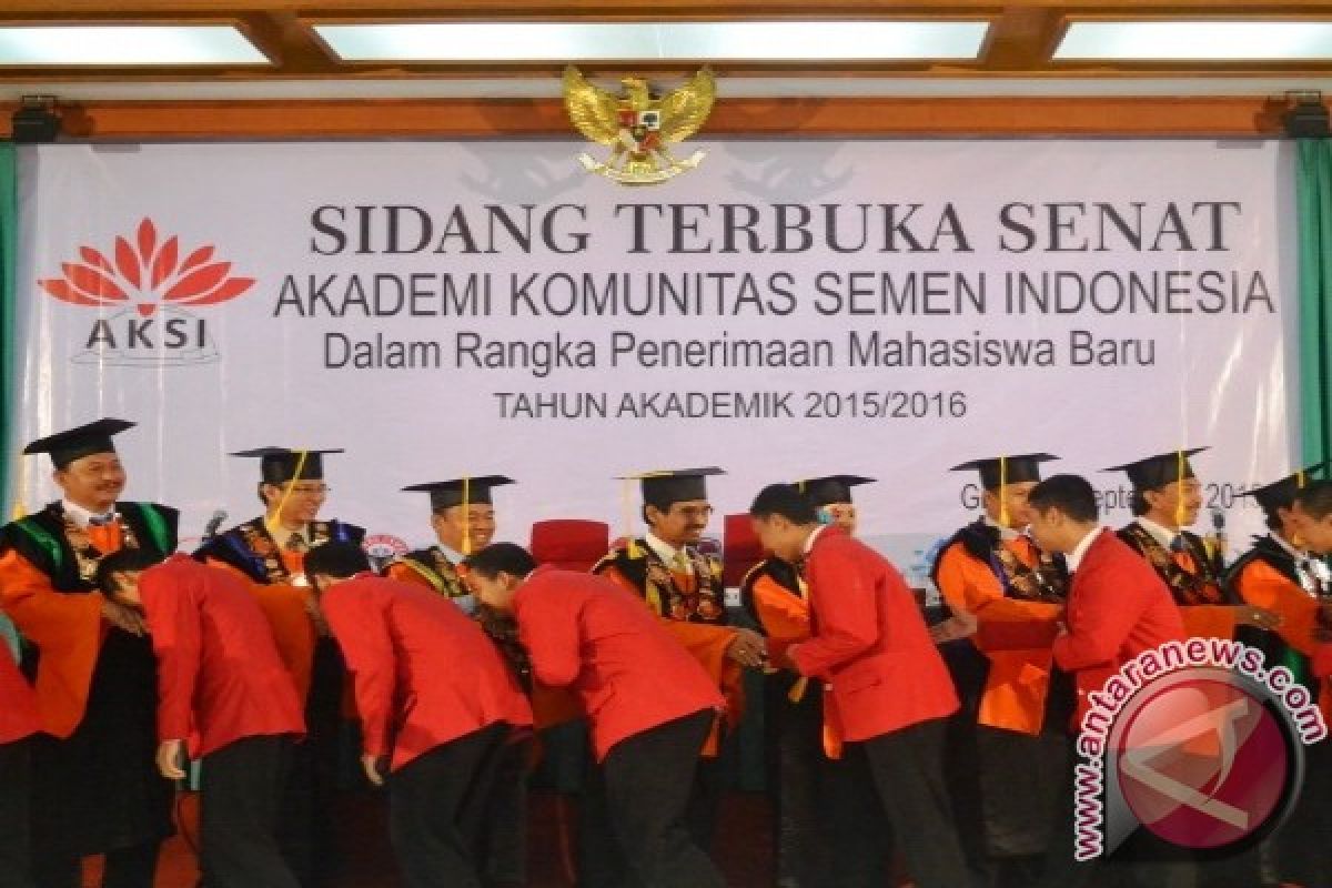 Semen Indonesia Kukuhkan 99 Mahasiswa Baru 