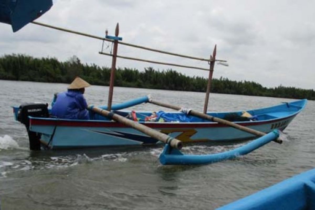 Nelayan Merajut Asa di Musim Angin Timuran