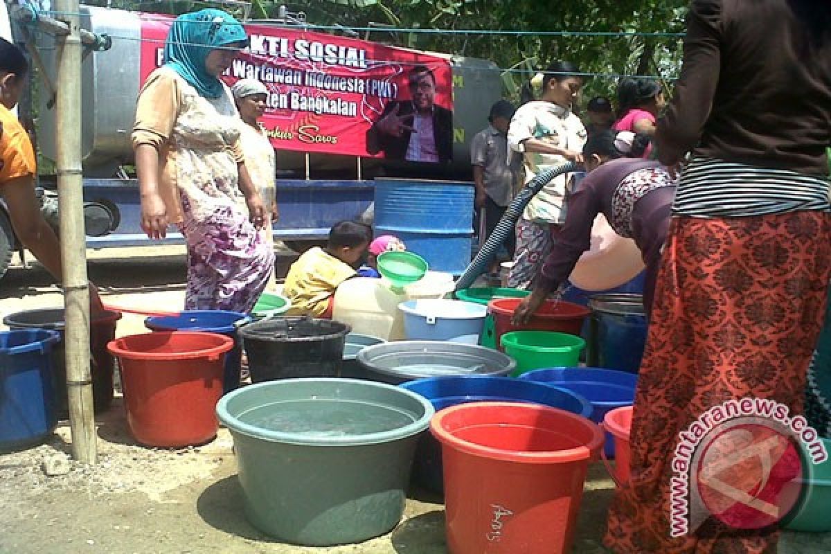 PWI Bangkalan Distribusikan Bantuan Air Bersih