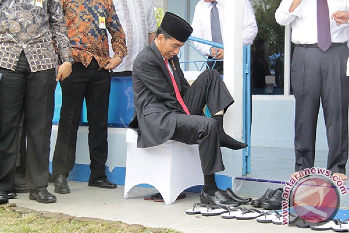 Presiden Jokowi Shalat Jumat di Komplek Lanud SIM