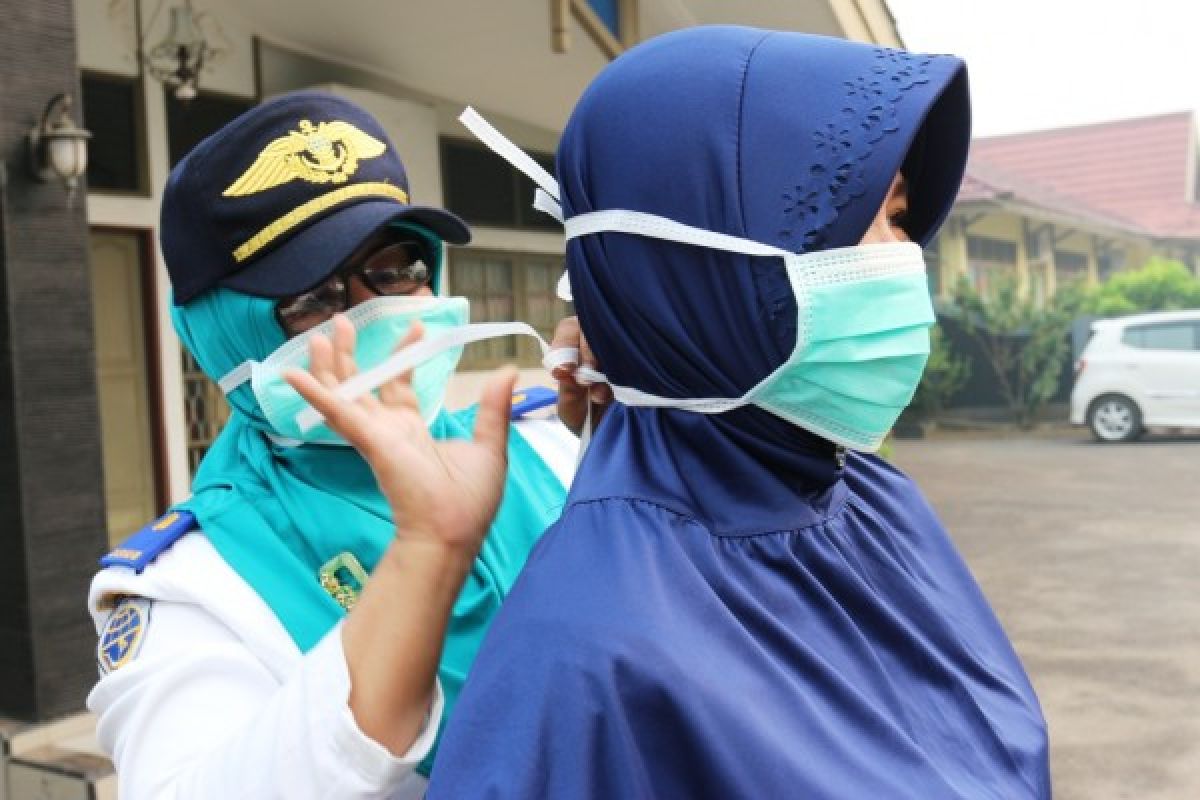 Jurnalis Ketapang Bagikan Masker ke Siswa SD