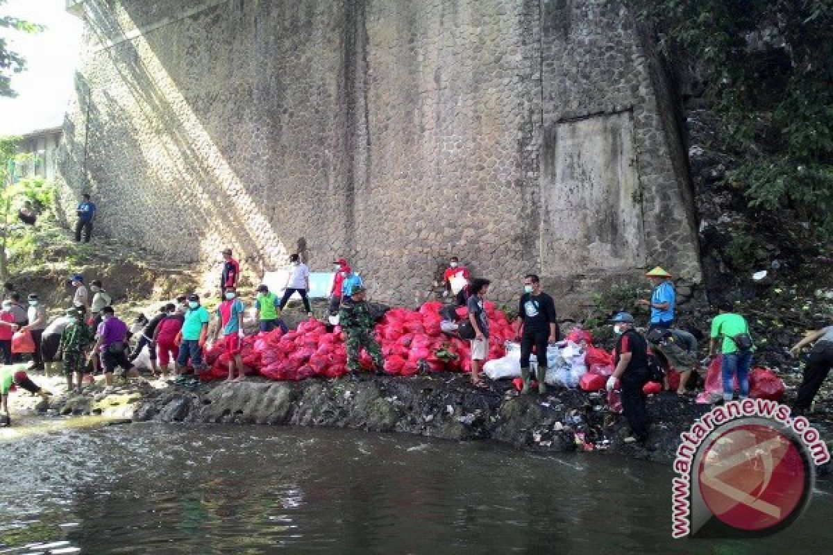 Pejabat-Warga Jember Bersihkan Sampah Sungai Bedadung