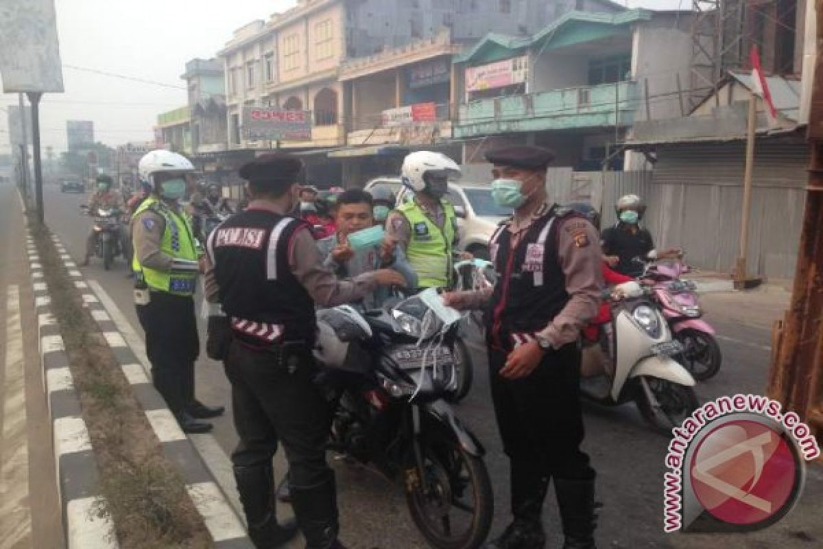 Anggota Polres dan Kodim Ketapang Ikut Bagikan Masker