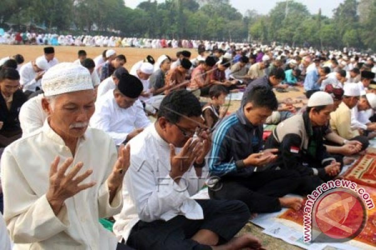 Warga shalat Id di mal dan jalanan