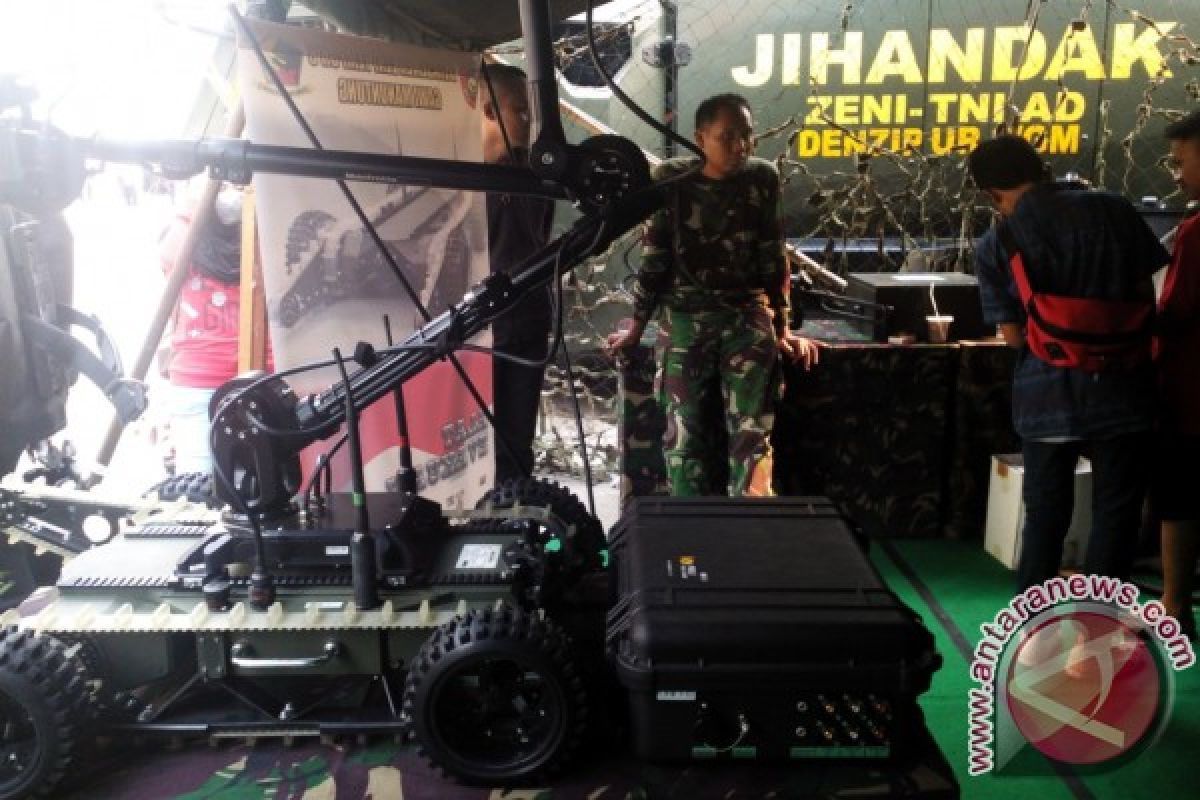 Pameran Alutsista Perlihatkan Robot 