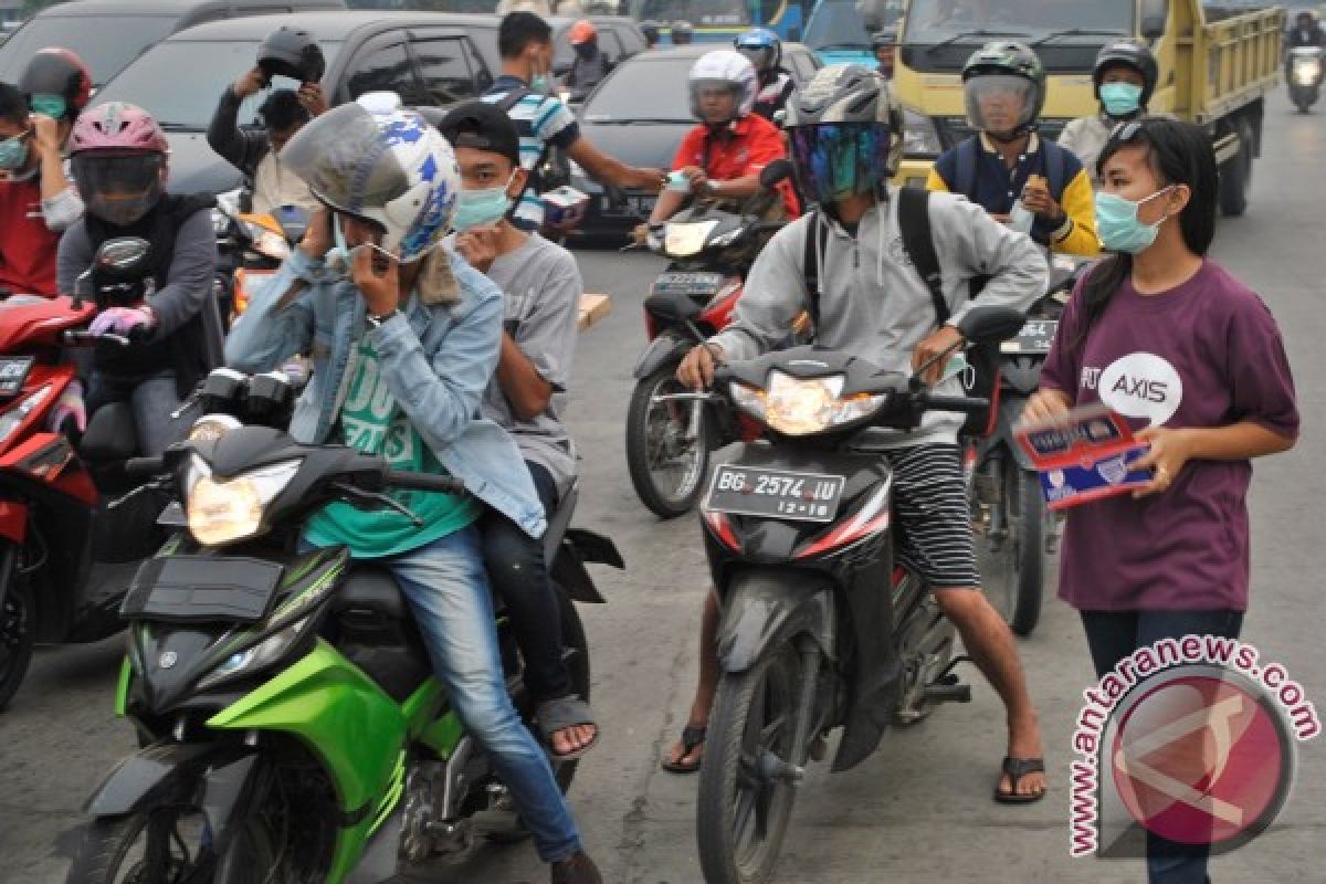 Bencana Asap di Sumatera dan Kalimantan. XL Bagikan Masker
