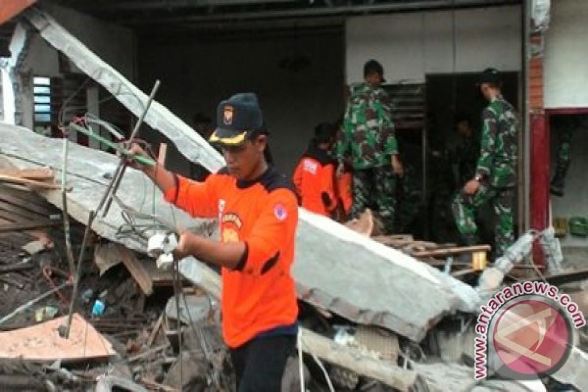 Warga Bersihkan Rumah Korban Banjir di Aceh