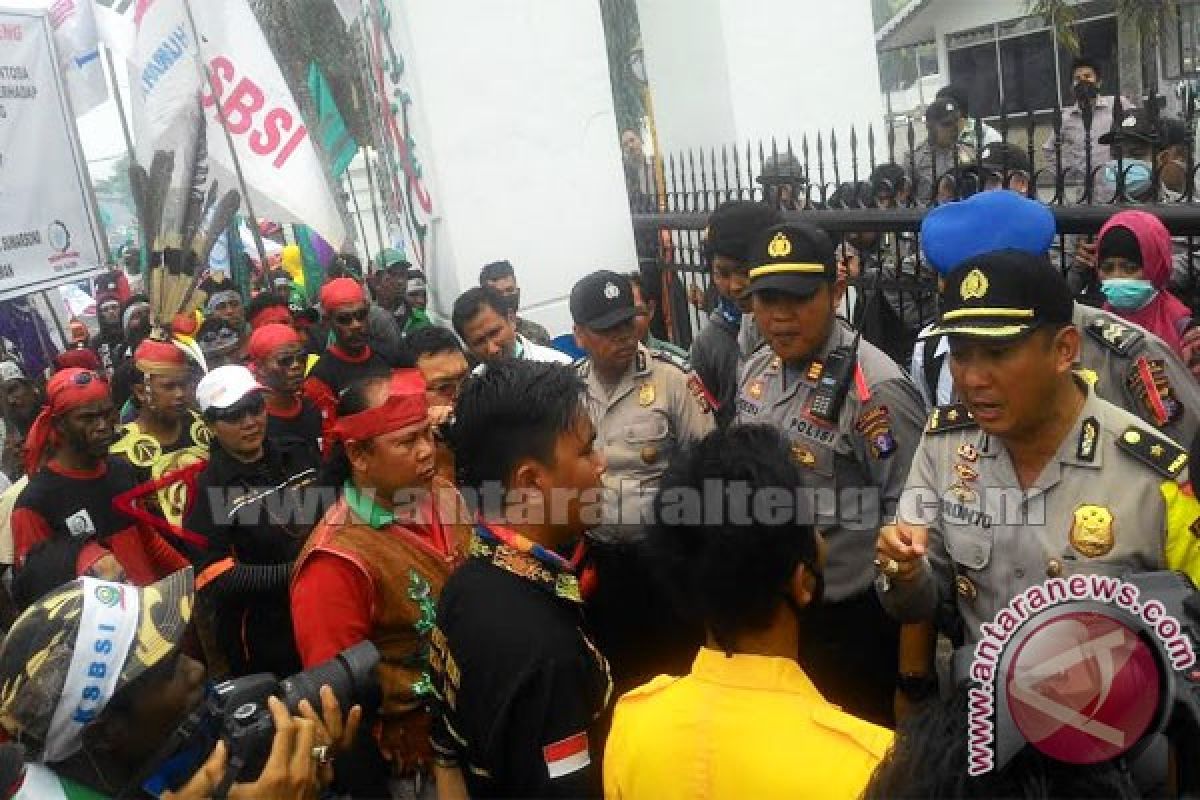 Ratusan Buruh Demo Depan Kantor DPRD Kalteng