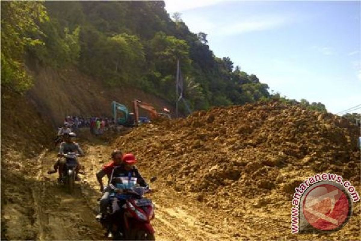 Pemkab Aceh Selatan Dituding Biarkan Tanah Longsor