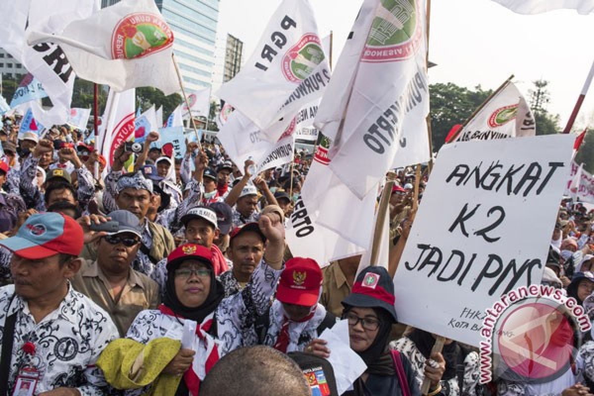 Guru honorer Blitar protes syarat pendaftaran CPNS