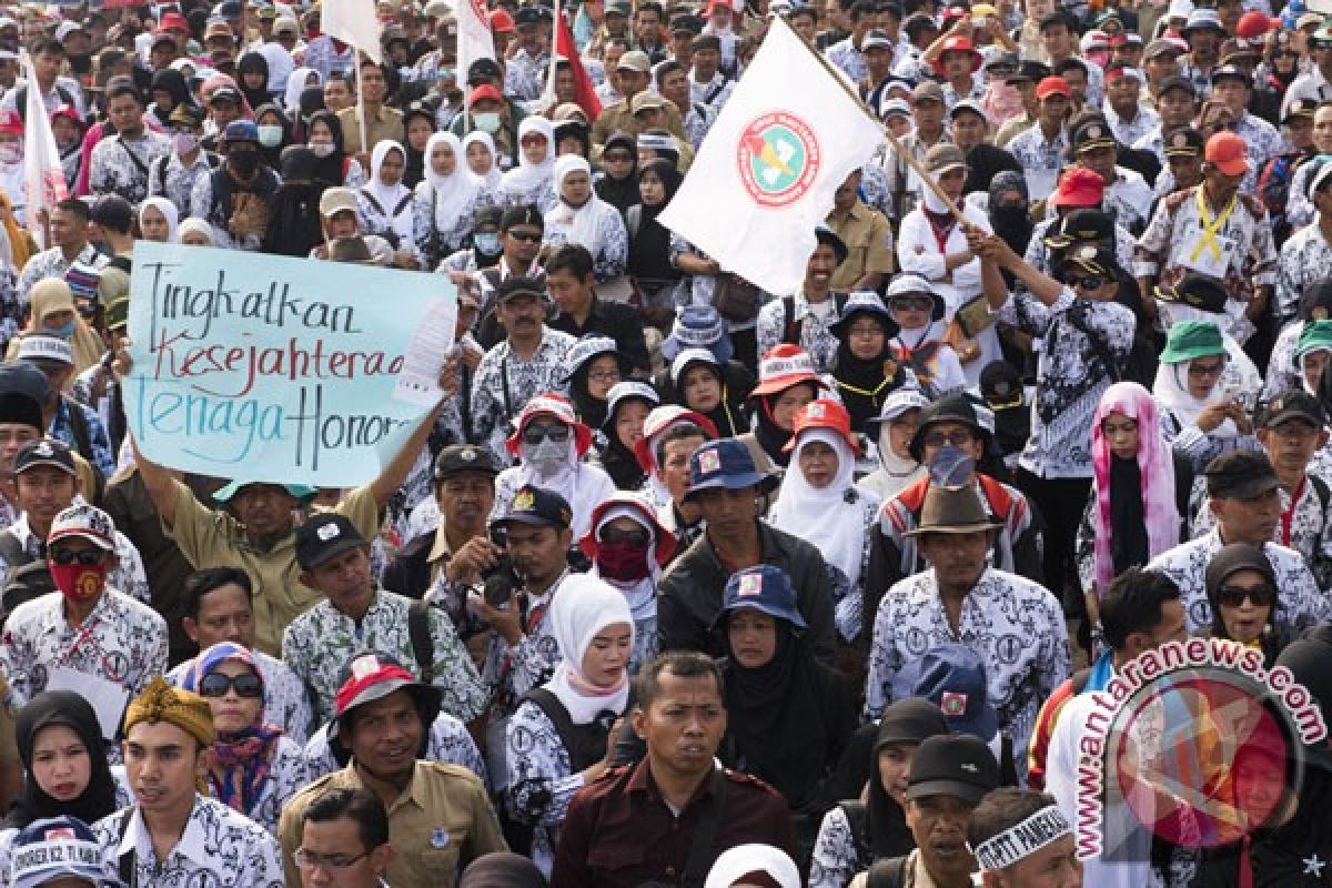 Ribuan guru Kalbar unjuk rasa tuntut pencairan dana BOS