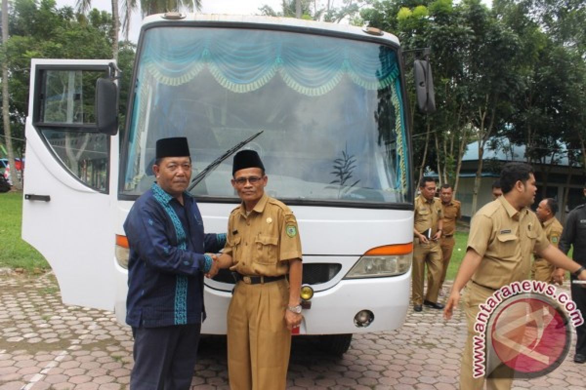 Bupati Madina Serahkan Bantuan Satu Unit Bus 