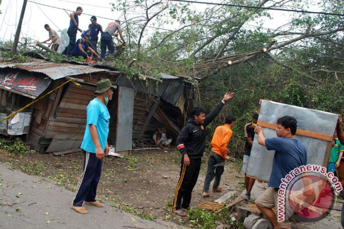 Angin puting beliung rusak 193 rumah warga Kampar