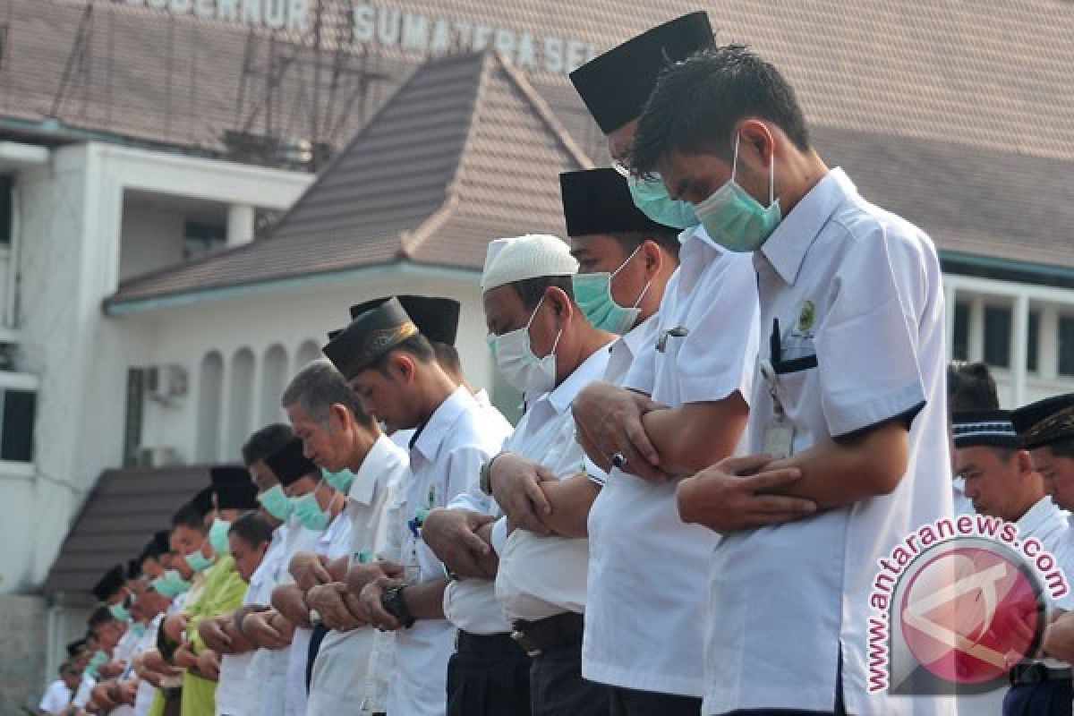 Gubernur dan warga Sumatera Selatan shalat istisqa untuk memohon hujan