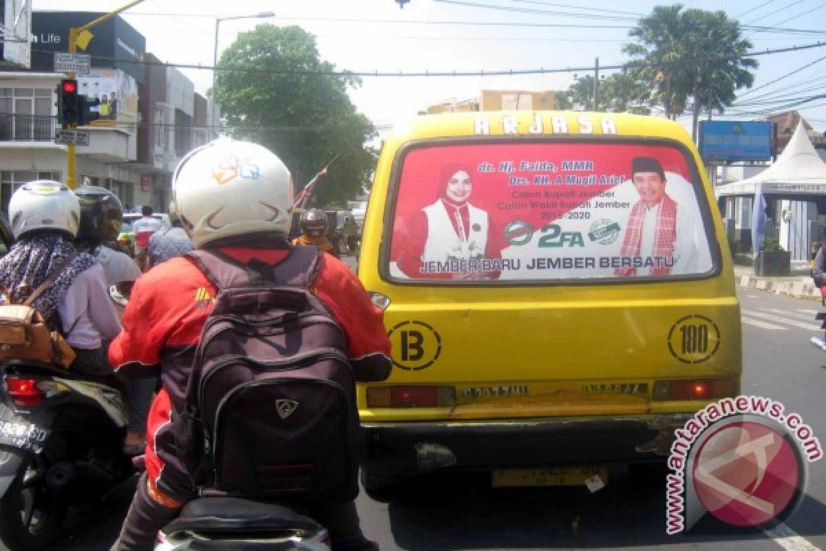 Panwaslu Jember Tertibkan Stiker Kampanye di Angkot